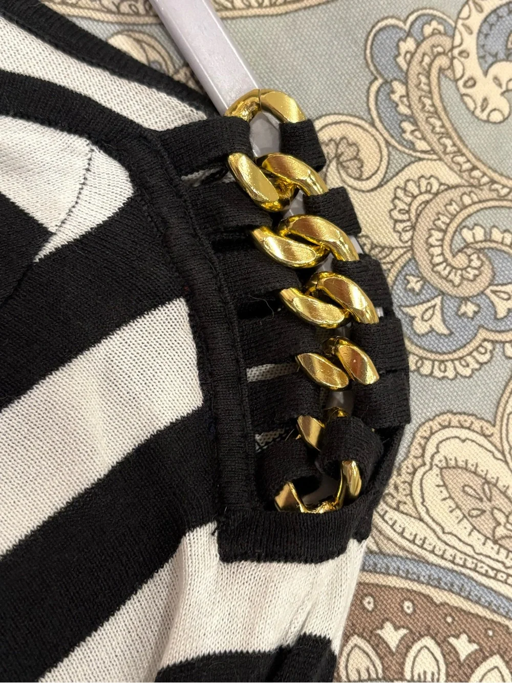 EUC Women’s MICHAEL KORS Black/White Stripe Gold Metal Accent Light Sweater (L)